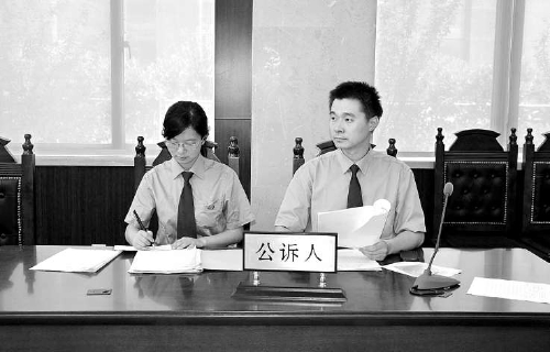 何小刚(右)出庭支持公诉