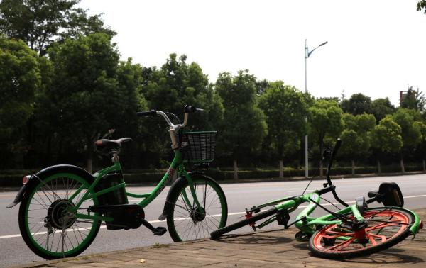 被遗弃在南京街头的町町单车无人看管，遭到不同程度的损毁。 东方IC 资料图