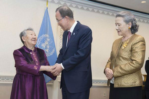 2016年，时任联合国秘书长潘基文慰问韩国“慰安妇”幸存者。