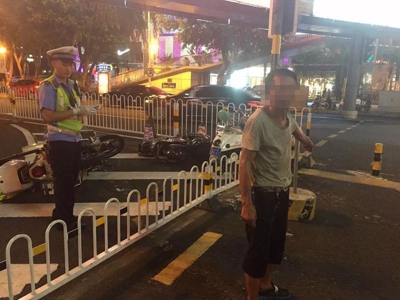 完胜尬舞哥,海口一男子街头耍醉拳打滚抡防爆