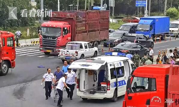 视频|骑摩托车男子被私家车撞飞 消防队员飞奔