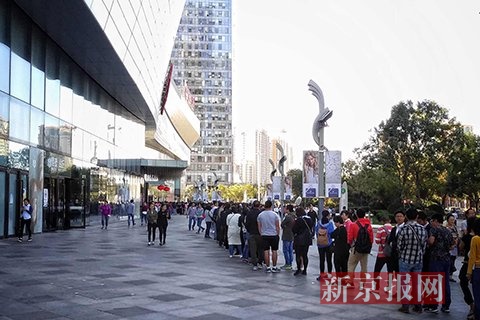 酷骑单车总部退押金市民排数百米长队 有人等