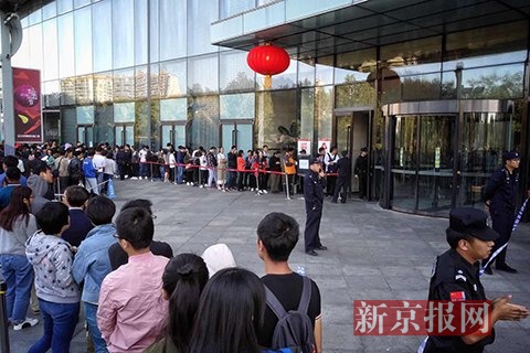 酷骑单车总部退押金市民排数百米长队 有人等