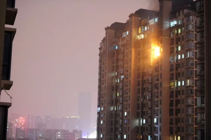 在高层建筑中，一旦发生火灾该如何逃生？看这里...关键时候能救命