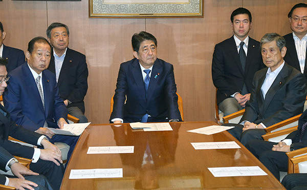 日本首相安倍晋三按照此前的决定，在临时国会宣布了解散众议院，并决定于10月22日举行大选。视觉中国 图