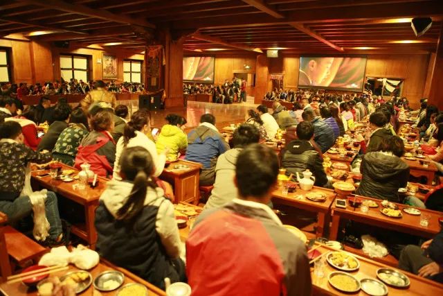 山脚像非洲,半腰亚马逊,山顶是雪山,抬头就是七