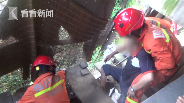 经过消防官兵十几分钟的努力,老人成功被救出,其并无大碍。