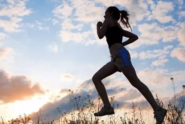 【健康】每天暴走两万步,竟得这种病,晒步数有这么多花招?|滑膜炎|运动手环|快步_新浪新闻