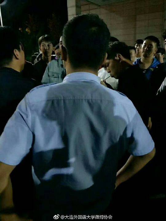 警察带走两名男子