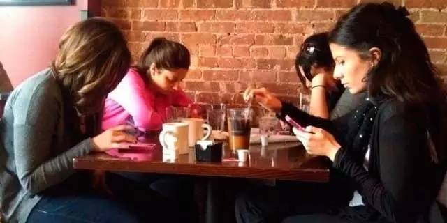 【提醒】吃饭千万别拍照发微信了!现在看还来