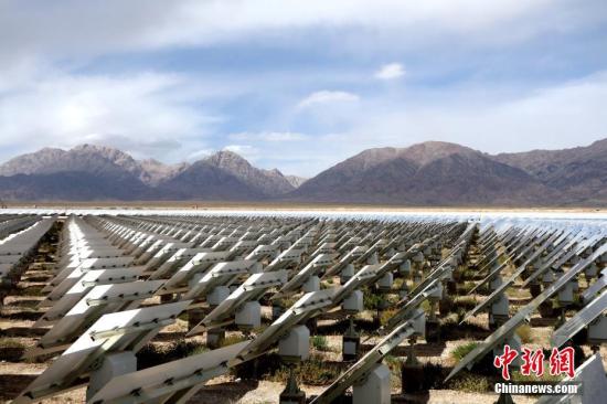 资料图：青海德令哈10MW塔式光热电站，这也是中国第一座、全球第六座建成的塔式光热电站。 中新社记者 孙睿 摄