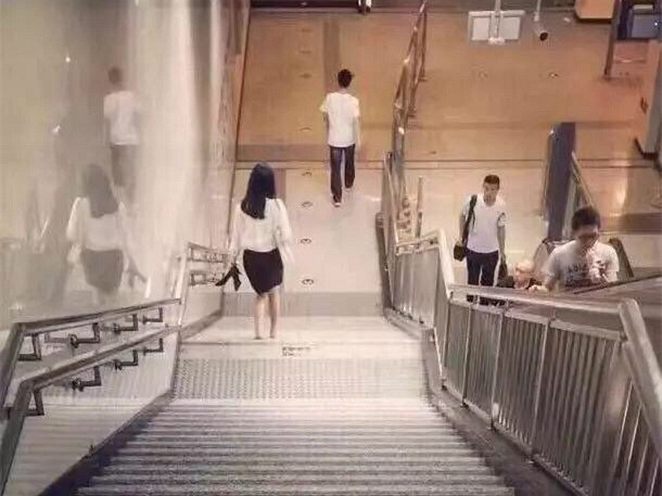 重庆美女手提高跟鞋赶末班车 脚后跟被磨出水