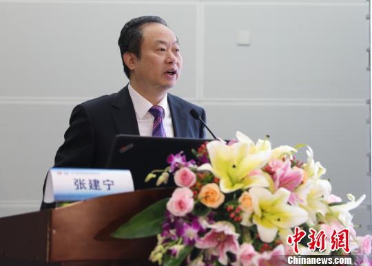 大会主席,天津医科大学总医院院长张建宁教授致欢迎辞.