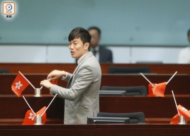 ▲郑松泰去年在香港立法会内倒插国旗与特区区旗（图片来源：“东网”）