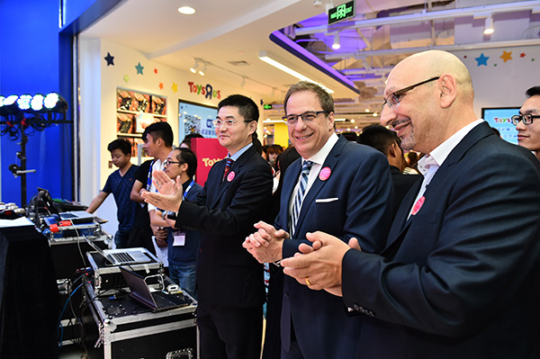 玩具反斗城亚太区总裁卓康彦（Andre Javes 右二），玩具反斗城中国区董事总经理罗伊·森玛蒂诺（Roy Sammartino 右一）。
