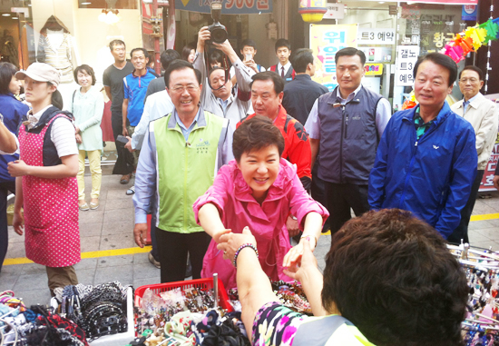 2013年中秋前夕，朴槿惠视察民生，小贩大妈热情相迎