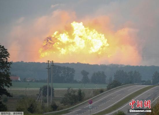 乌克兰军火库爆炸，燃起大火。