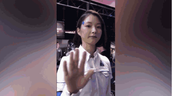 视频机器人美女微笑挥手谁知竟是真人扮演