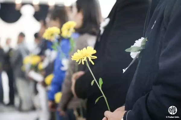 植物学家钟扬遗体告别仪式在宁夏举行,复旦师