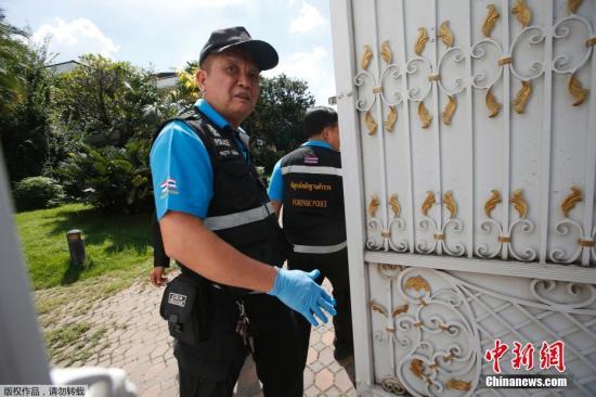 当地时间9月28日,泰国曼谷,警方和法医技术专家准备搜查泰国前总理英拉的住所。