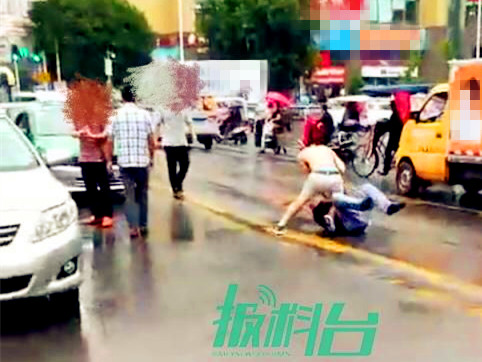 私家车出租车发生擦挂 司机竟半裸拉皮带当街