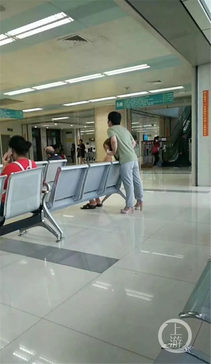 男孩穿着粉色高跟鞋站在医院!背后的故事有点