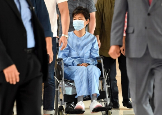 8月30日，朴槿惠坐轮椅出院