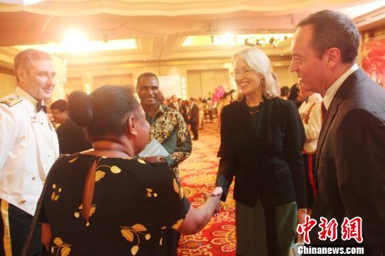 出席招待会的各国外交官在寒暄交流。 林永传 摄