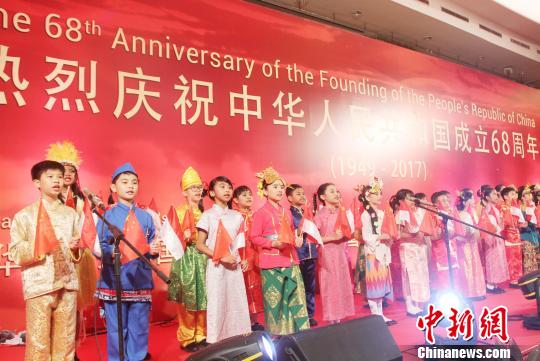 两国小朋友齐声合唱中国和印尼国歌。 林永传 摄