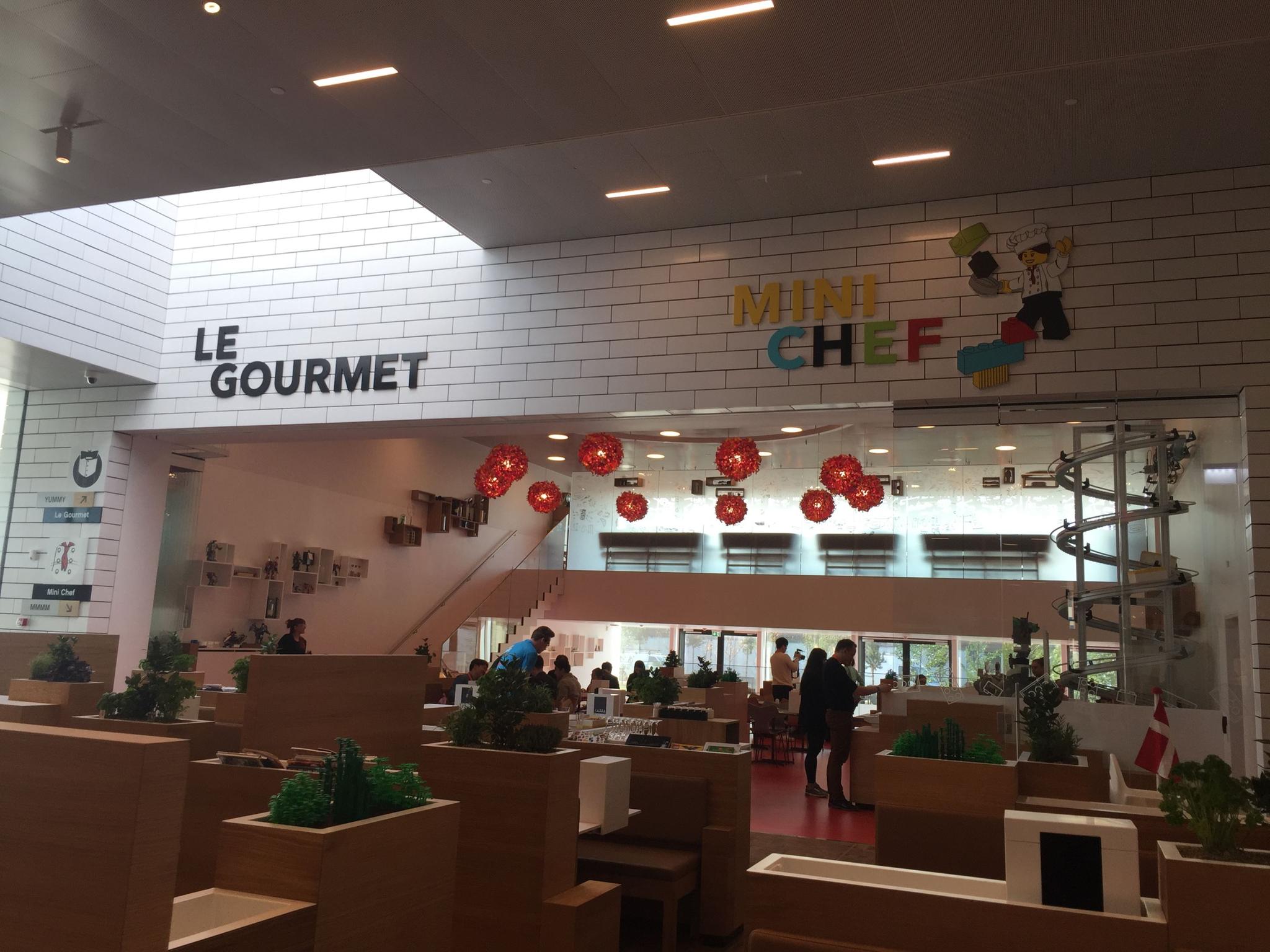 现场直击:看乐高如何玩转机器人餐厅和无人工