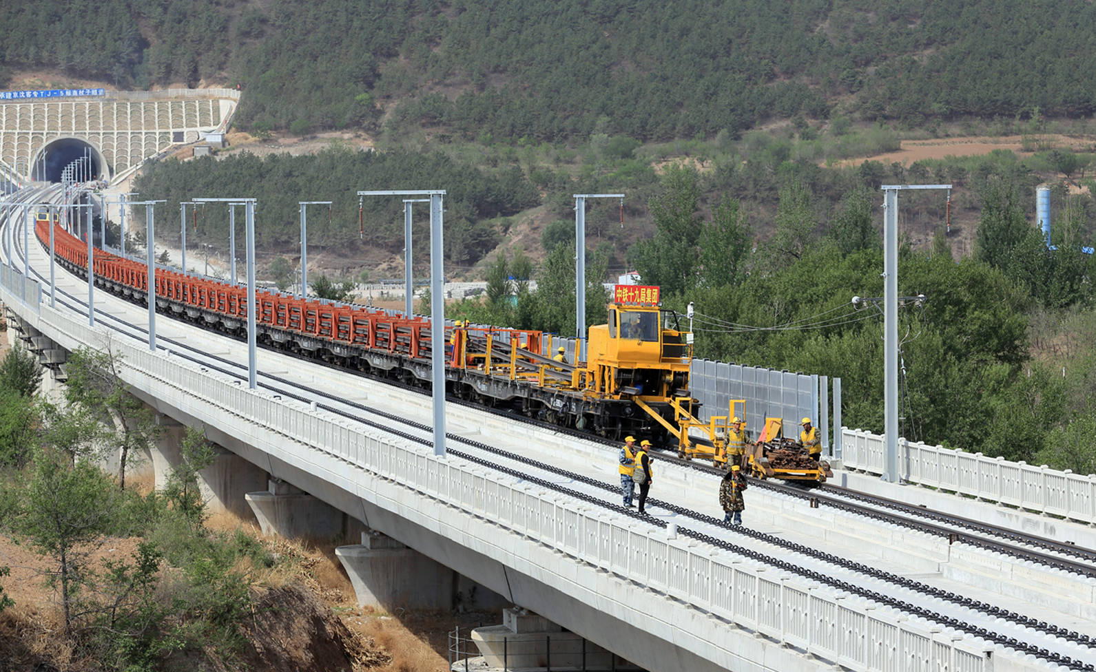 中国铁建承建京沈高铁辽宁段轨道铺设全线贯通|中国铁建|京沈高铁|辽宁_新浪新闻