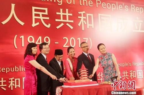 28日晚，中国驻印尼大使馆和中国驻东盟使团在雅加达共同举行庆祝中华人民共和国成立68周年招待会。印尼第三任总统哈比比（左三）、国企部长莉妮（右三）出席招待会。　林永传　摄