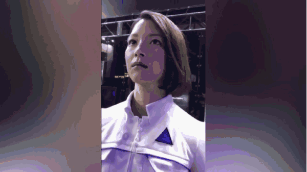 视频机器人美女微笑挥手谁知竟是真人扮演