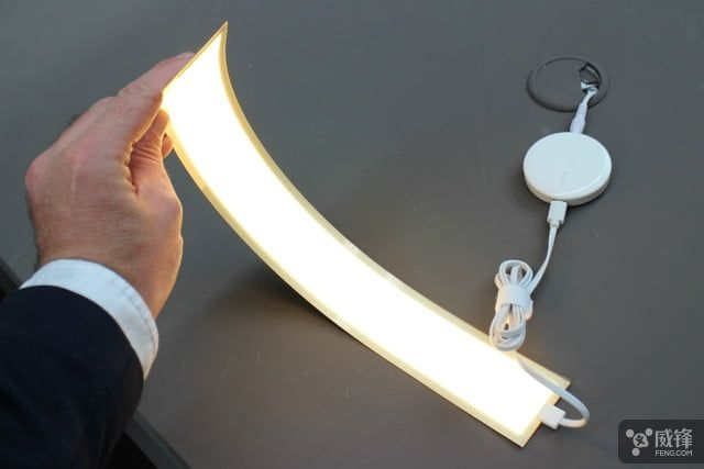 LG展示最新柔型OLED台灯 寿命可达3万小时|