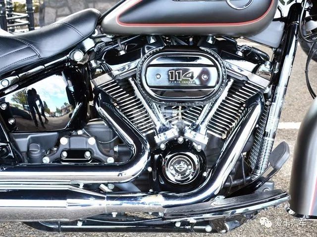 坚守美式机车文化 试驾2018款哈雷软尾