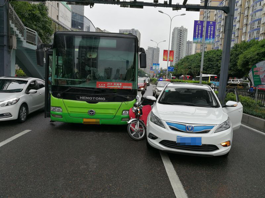 女司机打左转向灯向右变道 二轮摩托车变夹心