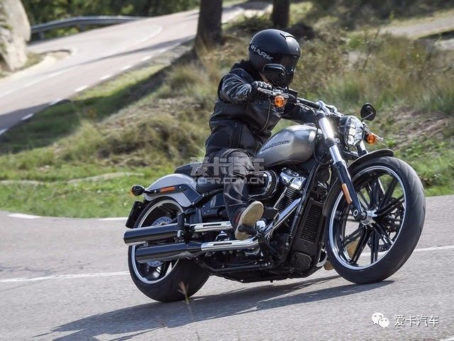 坚守美式机车文化 试驾2018款哈雷软尾-新浪汽