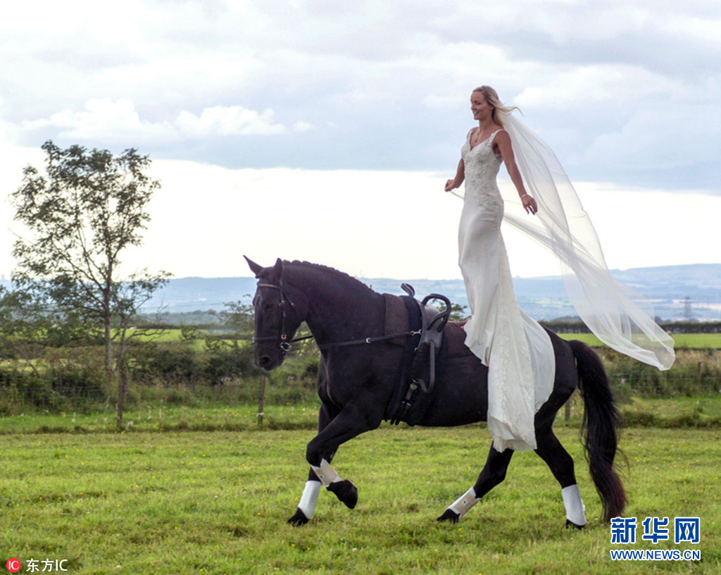惊艳!英国女运动员穿婚纱表演精彩马术(组图)|婚纱|乔安妮|马术_新浪新闻