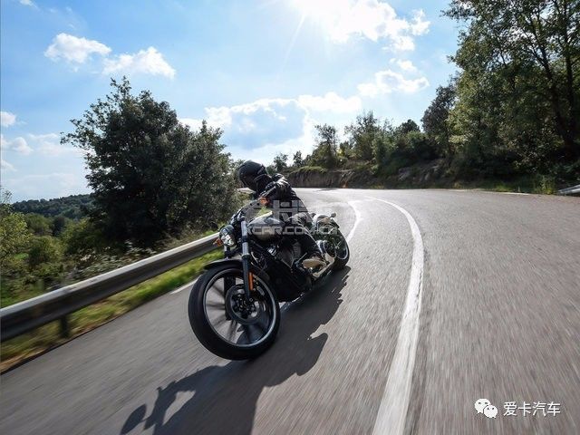 坚守美式机车文化 试驾2018款哈雷软尾