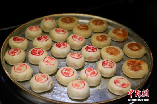 月饼市场乱象多！水果月饼无水果  “网红冰皮”假货多
