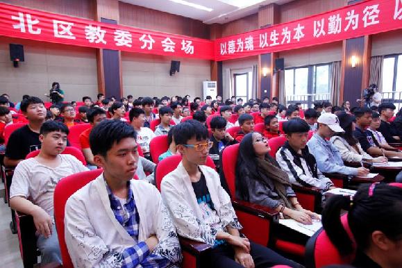 民警给学生留手机号,称有事就打电话给他 江北