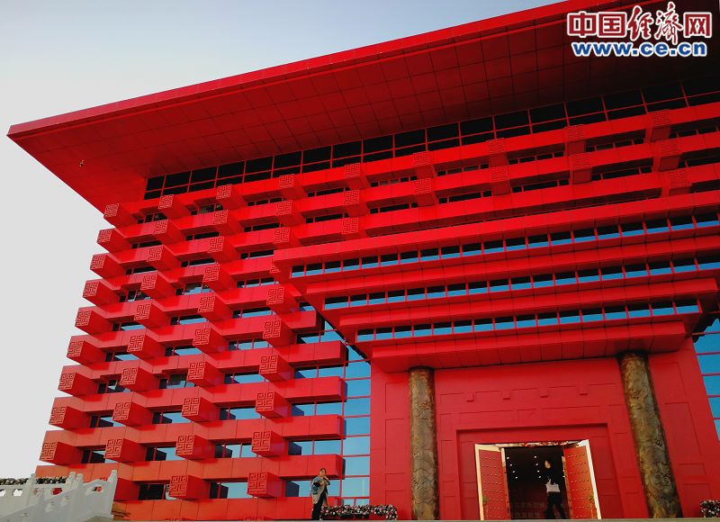 脚踏两国买买买 揭秘中哈霍尔果斯国际边境合