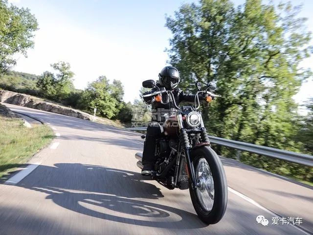 坚守美式机车文化 试驾2018款哈雷软尾
