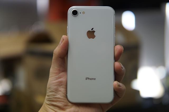 iphone8银色真机上手 冲这个后盖还是算了吧