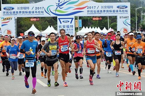 2017环抚仙湖高原国际超级马拉松开赛
