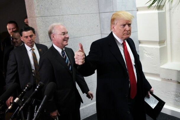 特朗普3月出席共和党众议院会议，曾向普赖斯(右二)竖起大拇指。