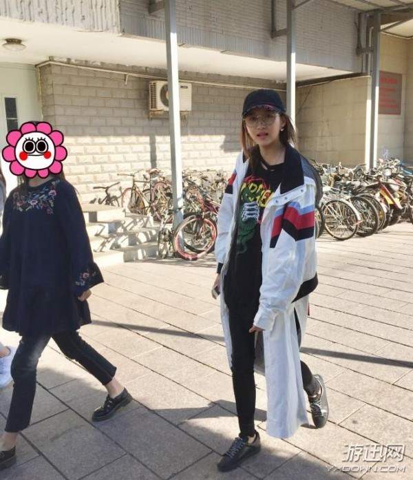 网友北电偶遇关晓彤 满面笑容,毫无明星架子!_