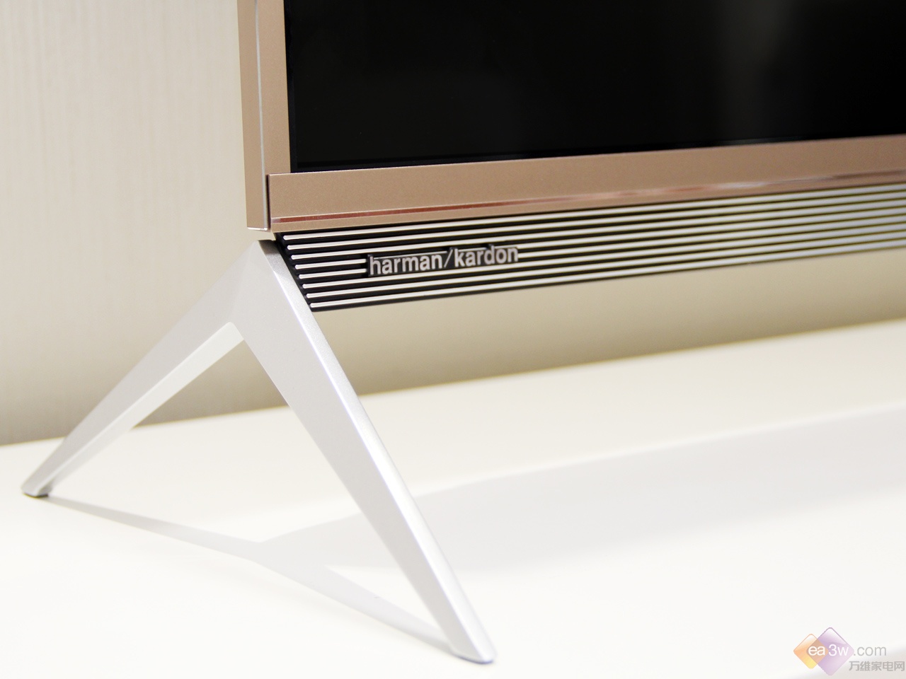 新物种来搞事情?康佳LED55R1变频电视评测|