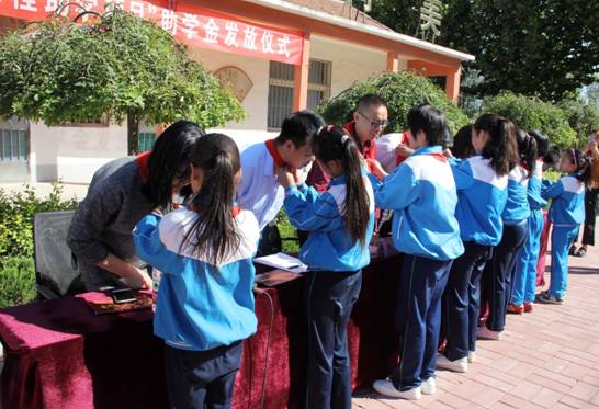 济南这所小学,这些孩子收到了14.56万元助学金