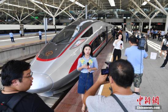 9月29日，由“复兴号”动车组担当的G9731/2次列车穿行在广州南与深圳北站之间，由此拉开“复兴号”动车组在广深港高铁运行的序幕。图为广深多家媒体记者现场采访“复兴号”动车组。 中新社记者 陈文 摄